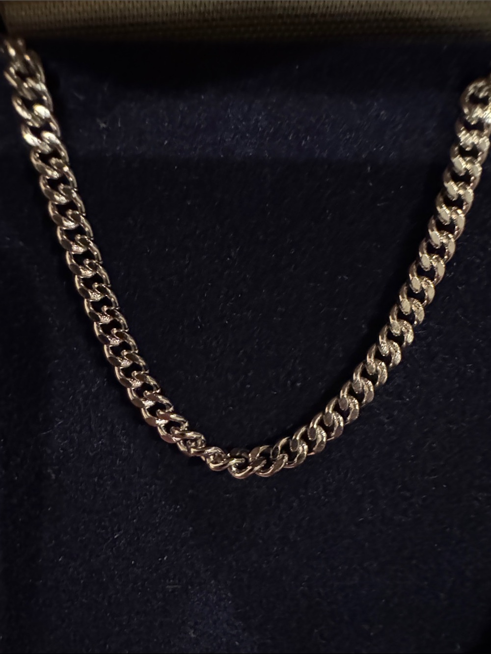 Light rhodium, sturdy infinity chain